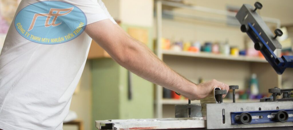 in áo thun theo yêu cầu - Nhuận Tiến Thành 3